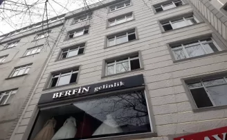 Yangında mahsur kalan çocukları camdan atarak kurtardılar
