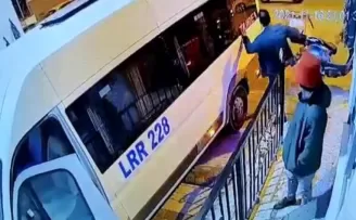 Yanlış parka sinirlendi, motosikleti tekmeleyerek devirdi
