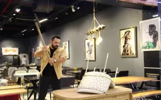 Yaptığı sıra dışı testlerle mobilyalarının sağlamlığını ispatlıyor
