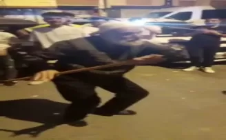 Yaşlı adamdan gençlere taş çıkartan bastonlu dans şov
