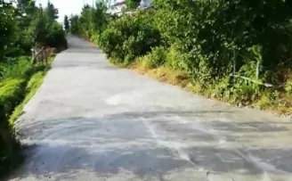 Yaşlı kadın yeni dökülen beton yolu kullanılamaz hale getirdi
