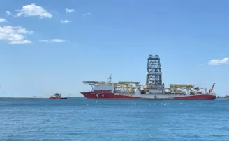 ’Yavuz’ sondaj gemisi Karadeniz’e açılmak üzere İstanbul Boğazı’na giriş yaptı
