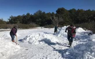 Yaylada kar gömme mesaisi
