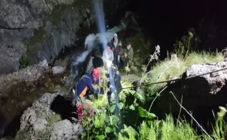 Yaylada mahsur kalan 4 kişi kurtarıldı
