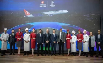 Yıldız futbolcuların final maçlarında giydiği formalar sergilendi
