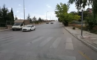 Yokuş aşağı freni boşalan kamyon park halindeki 5 aracı biçti
