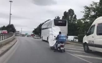 Yokuşu çıkamayan kağıt toplayıcısına motosikleti ile yardım etti
