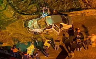Yol çökünce beton mikseri otomobilin üzerine devrildi

