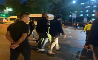 Yol ortasında oturan otizimli gence polis ekiplerinden yardım
