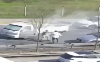 Yol verme kavgasında yangın tüpünü üzerine boşalttı

