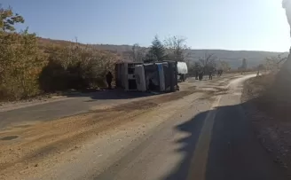 Yola dökülen yağ, çöp kamyonunu devirdi: 1 yaralı
