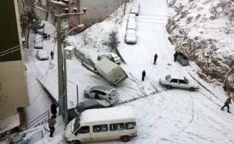 Yollar tuzlanmayınca kazalar ardı ardına geldi
