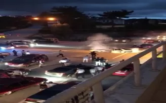 Yolu trafiğe kapatarak drift yaptılar
