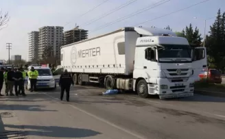 Yolun karşısına geçmek isterken tırın altında kalan kişi öldü
