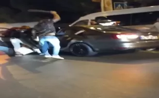 Yolunu kestikleri sürücüye öldüresiye dayak kamerada
