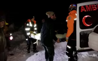 Komşusunun çatısını temizlerken düştü