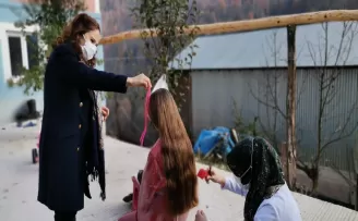 AK Kadınlar köyelerde yaşayan kız çocuklarına kuaför oldu!
