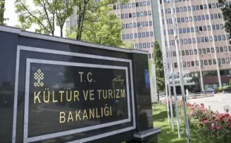 Tüm sanatsal faaliyetleri erteledi
