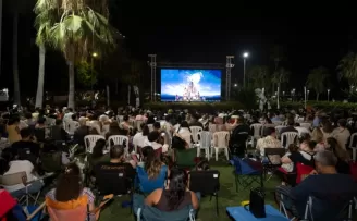 Yukarı Bak filmiyle sahilde sinema keyfi