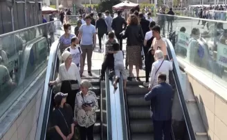 Yürüyen merdivenlerde tehlikeli oyun
