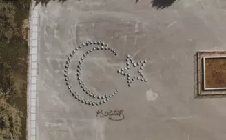 Yüzlerce jantla ay ve yıldızın buluşması
