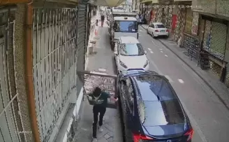 Zeytinburnu’nda apartman kapısını çalan hırsız kamerada

