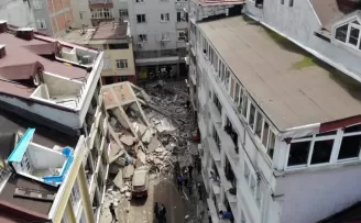 Zeytinburnu’nda boşaltılan binanın çökme anı kamerada
