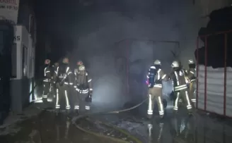 Zeytinburnu’nda iplik fabrikasında yangın paniği
