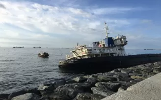 Zeytinburnu’nda kıyıya oturan geminin çevresinde dalgıçlar inceleme yaptı
