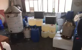 Zeytinburnu’nda sahte alkol imalathanesine baskın
