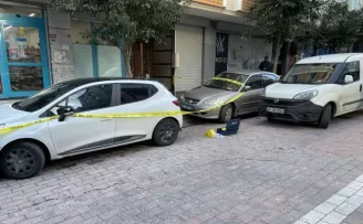 Zeytinburnu’nda sokak ortasında silahlı saldırı kamerada
