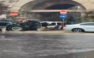 Zeytinburnu’nda su birikintisinde kalan vatandaşlar iş makinasıyla çıkarıldı
