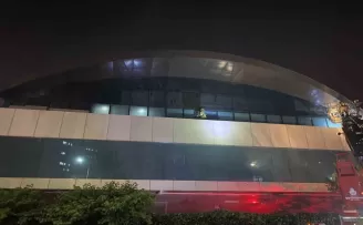 Zeytinburnu’ndaki teknoloji mağazası alev alev yandı
