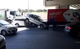 Zincirleme kazada otomobil askıda kaldı

