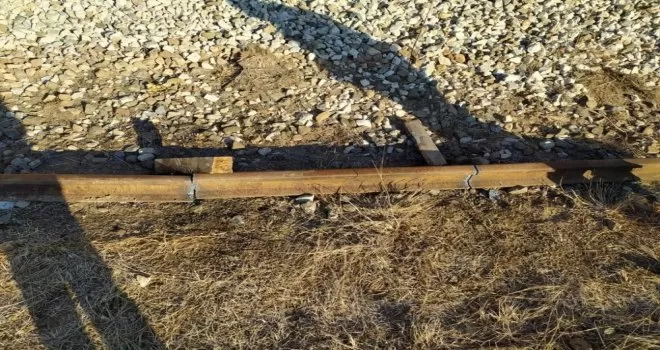 1 tona yakın tren rayı çaldılar, jandarmaya yakalandılar
