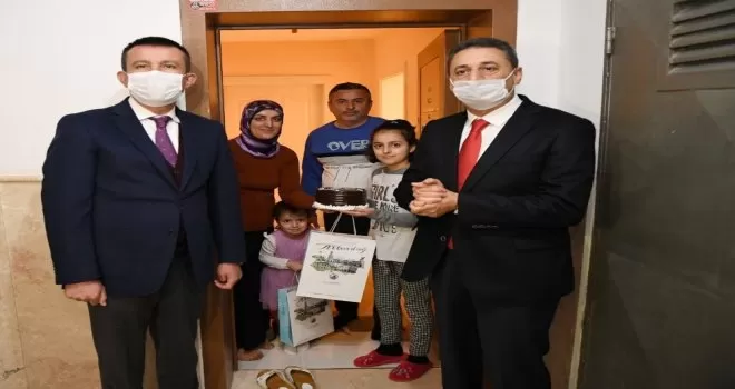 100 çocuğa 100. yıl pastası
