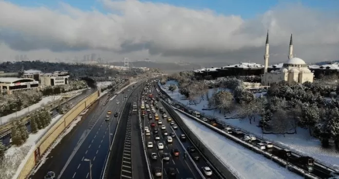 15 Temmuz Şehitler Köprüsü’nde trafik yoğunluğu havadan görüntülendi
