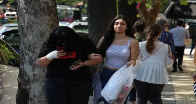 18 yaş ve altı gençler sokaklarda
