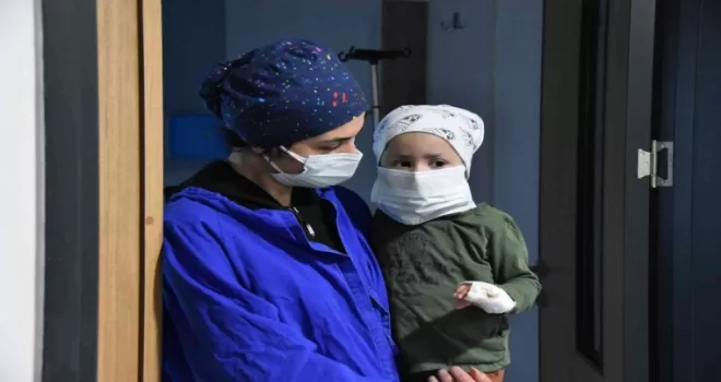 2 yaşında 2 kanser teşhisi konuldu, ablası ile hayata tutundu
