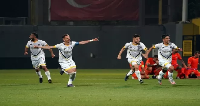2. Lig’e yükselen Bucaspor 1928 kupasını aldı
