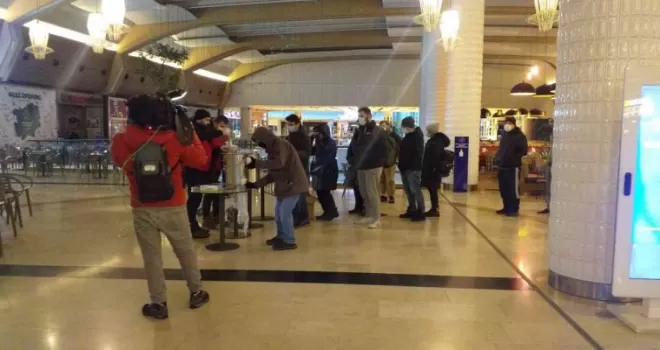 3 bin kişi AVM’de sabahladı