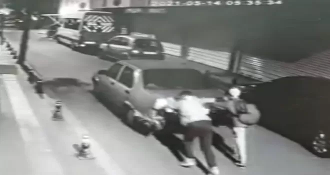 3 hırsız otomobili ittire ittire böyle çaldı
