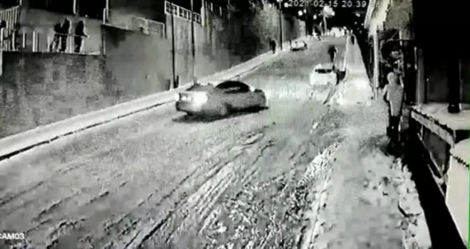 3 yaşındaki çocuk, yokuş aşağı kayan araçta kaldı, anne baba büyük panik yaşadı
