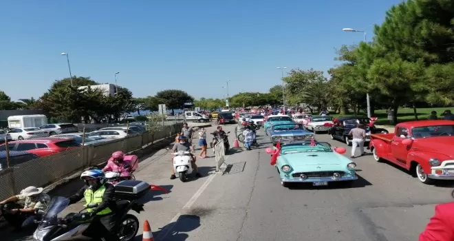30 Ağustos Zafer Bayramı Kadıköy’de klasik otomobil konvoyu ile kutlandı
