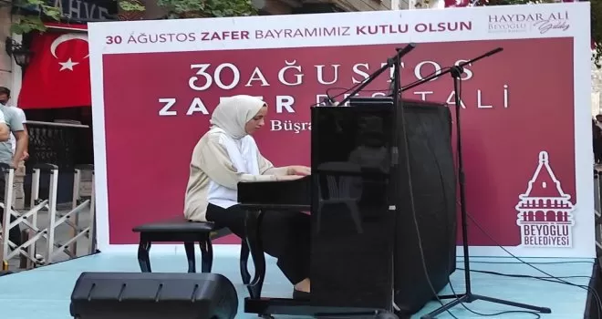 30 Ağustos Zafer Bayramı’nda Beyoğlu sokaklarında piyano sesi yükseldi
