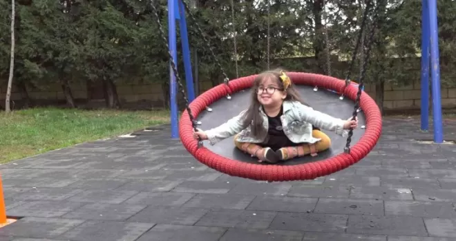 4 yaşındaki Beren’in salıncak isteğine Başkan Yazıcı kayıtsız kalmadı
