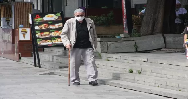 65 yaş üstü vatandaşlar sokağa çıktı