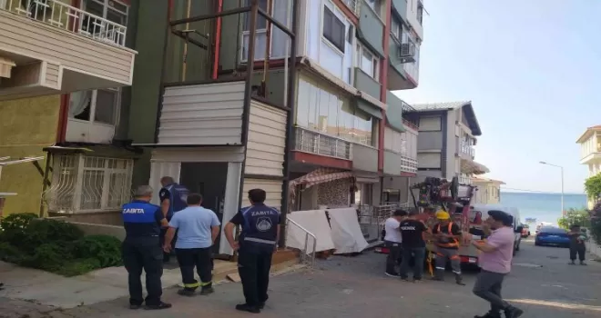 7 katlı binanın dışına evine rahat girebilmek izinsiz asansör yaptı
