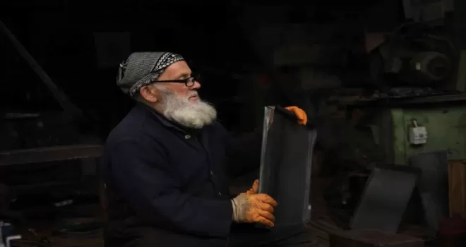 75 yaşındaki soba ustası unutulmaya yüz tutmuş mesleğini yaşatmaya çalışıyor
