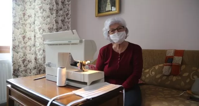 76 yaşındaki emekli avukat, eski patiskalardan maske yaptı
